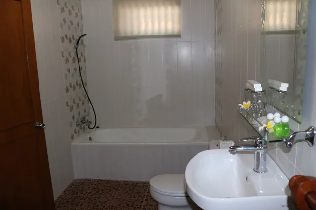 غرفة عائلية بسريرين كوين مع أريكة، Kusnadi Hotel 5/6