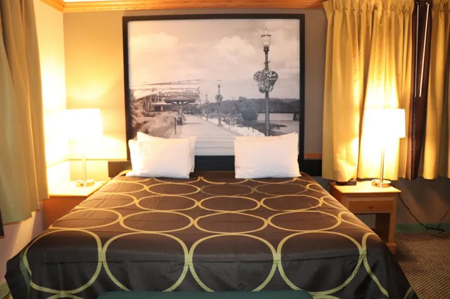 جناح بسرير كوين، Super 8 Sheldon 1/1