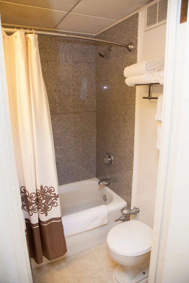 غرفة قياسية بسريرين كوين لذوي الإعاقة، Genetti Hotel SureStay Collection By Best Western 6/8