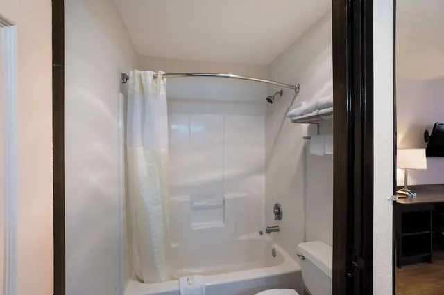 غرفة قياسية بسرير كينج، Quality Inn & Suites Junction, TX 3/4