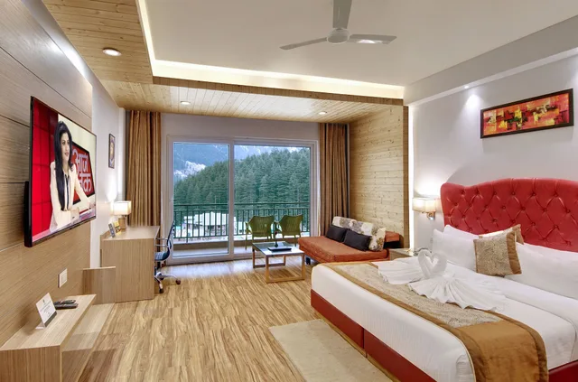 غرفة عائلية بسرير كينج بشرفة مع أريكة، The Orchard Greens Resort 1/4