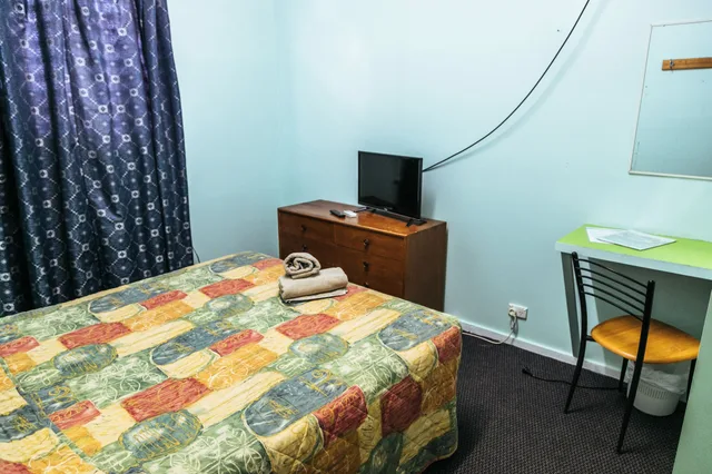 Economy, Single, 1 Queen and 1 Single Bed, Shared Bathroom، Broken Hill Tourist Lodge 1/3