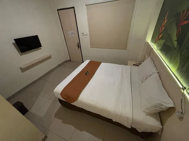 Deluxe, Queen Bed, D'Bamboo Suites 3/10
