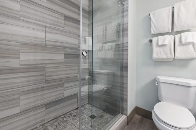 Suite, King Bed, Bay View, Sofa, Kitchenette، Cherry Tree Inn & Suites 3/5