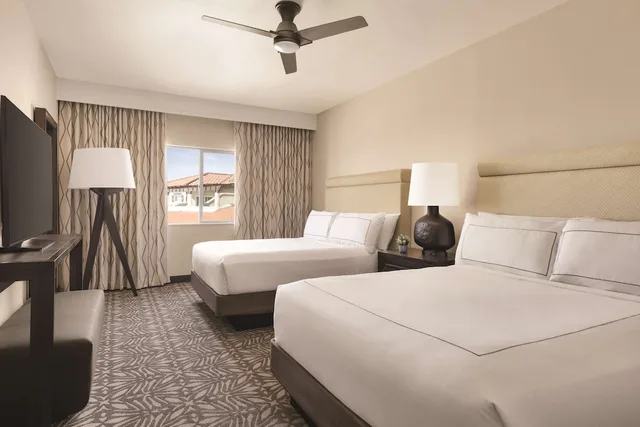 جناح رئاسي بسرير كينج وسريرين كوين بإطلالة على البحر مع أريكة، Zachari Dunes on Mandalay Beach, Curio Collection by Hilton 5/8