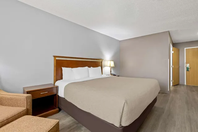 غرفة بسرير كينج، Quality Inn near Monument Health Rapid City Hospital 2/3