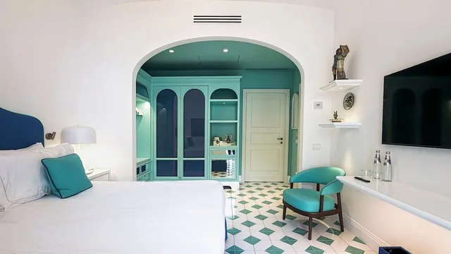 غرفة سوبيريور بسريرين منفصلين بإطلالة جزئية على البحر، Grand Hotel Europa Palace 5/10