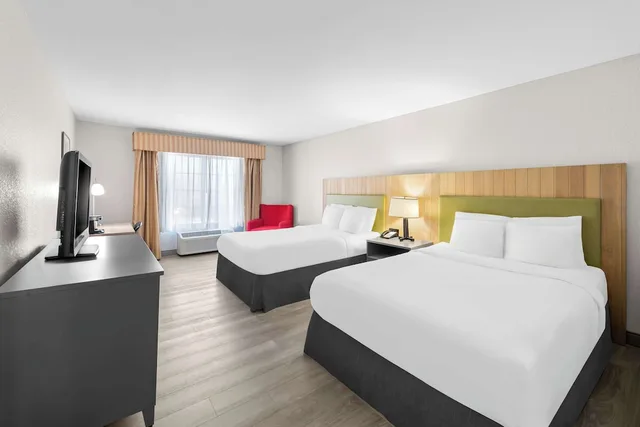 غرفة بسريرين كوين، Country Inn & Suites by Radisson, Topeka West, KS 1/7