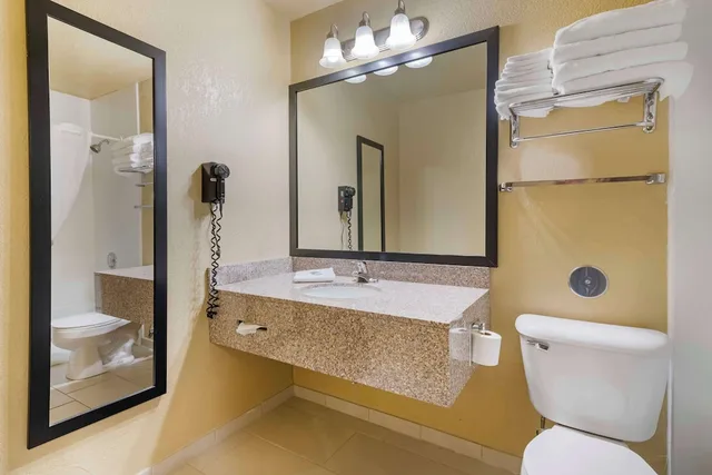 غرفة قياسية بسرير كينج لذوي الإعاقة، Best Western Green Bay Inn Conference Center 3/3