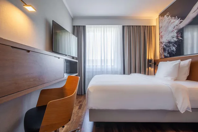 غرفة بسرير كوين، RADISSON BLU HOTEL BASEL 2/6