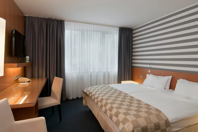 غرفة بسرير مزدوج بإطلالة على الحديقة، HOLIDAY INN VIENNA CITY 1/5