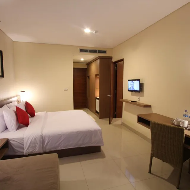 غرفة ديلوكس بسرير مزدوج بإطلالة على المسبح في طابق مرتفع، Grand La Walon Hotel 3/10