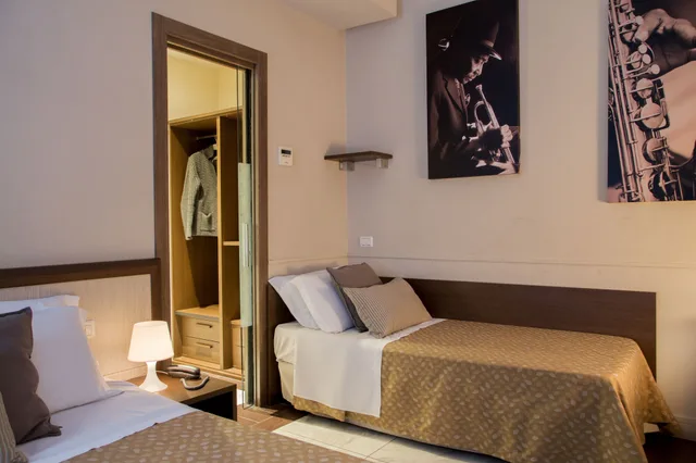 غرفة رباعية بسرير مزدوج وسريرين منفصلين بشرفة، corso grand suite 3/10