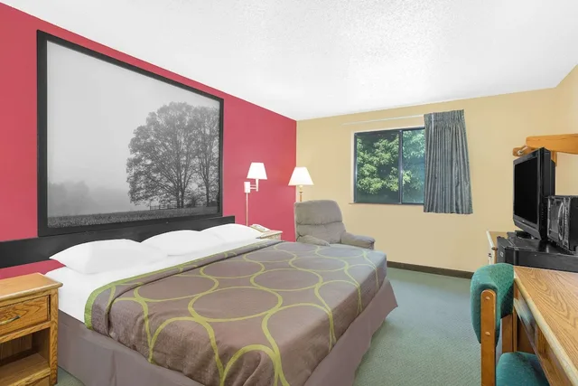 غرفة بسرير كينج، Super 8 by Wyndham Roanoke VA 4/4
