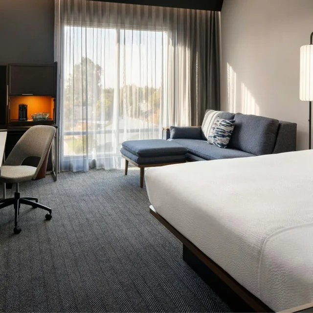 غرفة بسرير كينج مع أريكة بحوض استحمام لذوي الإعاقة، Courtyard by Marriott Cleveland TN 3/8