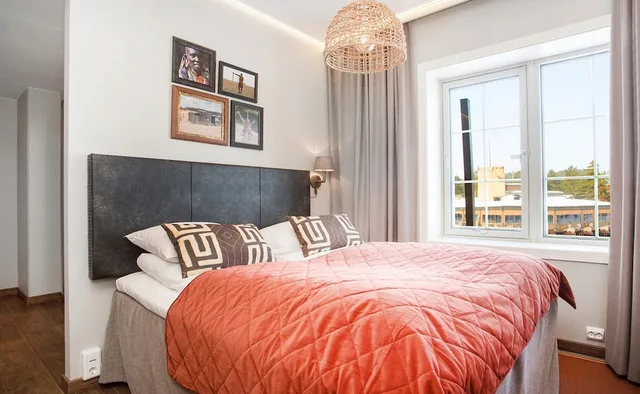 غرفة بسرير كوين بشرفة مع أريكة، Dyreparken Safarihotell 3/10