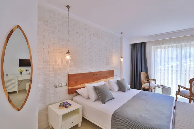 غرفة قياسية بسرير كينج بإطلالة على البحر بشرفة، Arnna Hotel 2/5