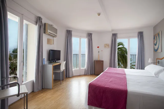 غرفة سوبيريور بسريرين منفصلين بإطلالة على البحر، Subur Hotel Sitges 3/7