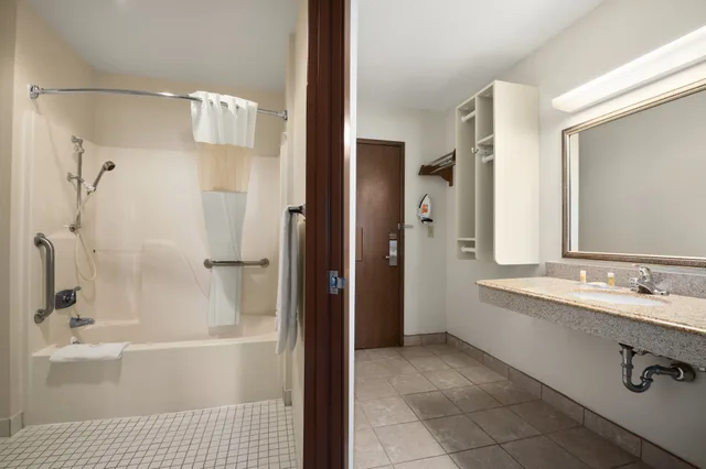 غرفة بسرير كوين لذوي الإعاقة، Days Inn & Suites By Wyndham Kansas City South 6/7