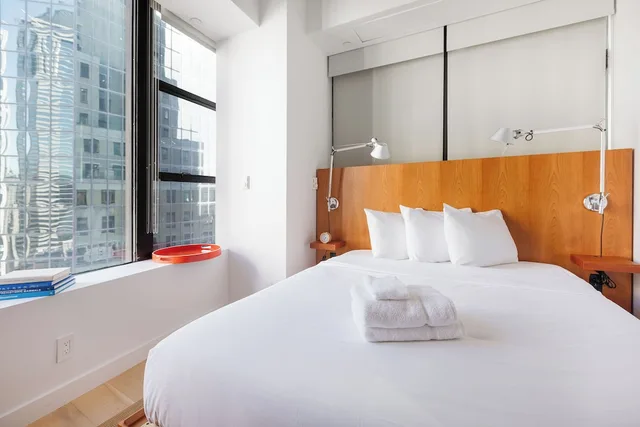 Sky, Studio, Queen Bed، Placemakr Wall Street 2/4