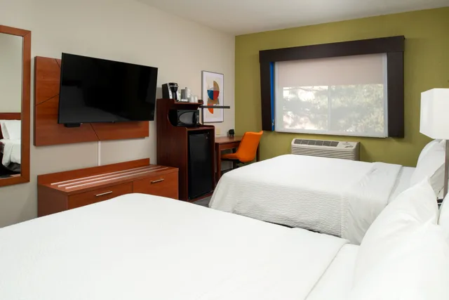 Room, 2 Queen Beds, Holiday Inn Express Hotel And Suites Farmington Bloomfield 5/6