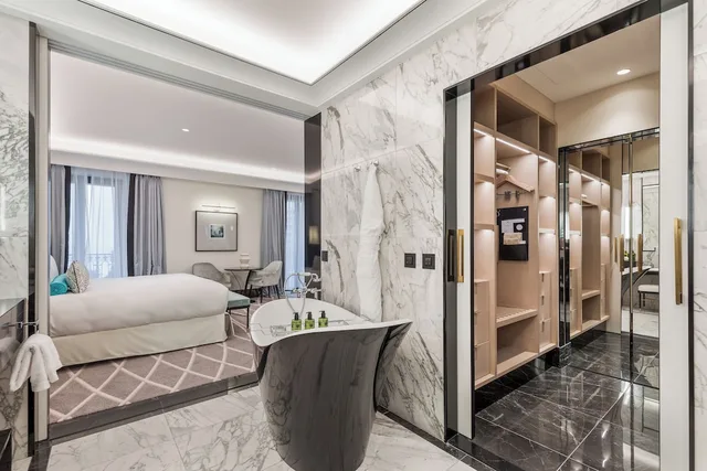 غرفة جونيور بسرير كينج بإطلالة على البحر مع أريكة، Maison Albar Le Victoria 2/2