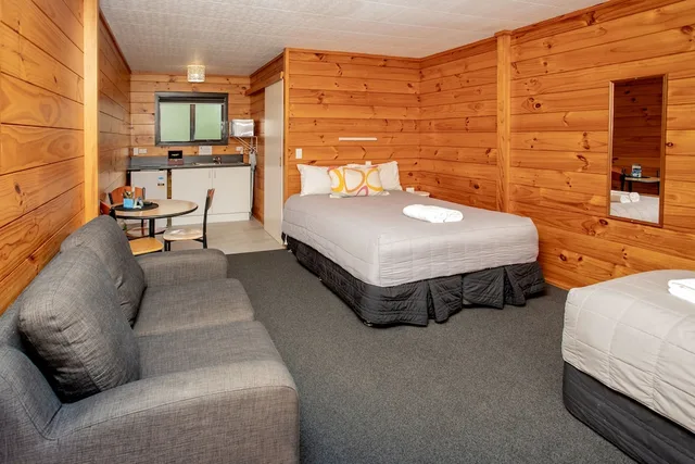 Motel, Studio, 1 Queen and 1 Single Bed، Wellington Top 10 Holiday Park 3/6