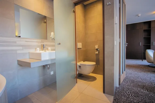 شقة بسرير كينج وسريرين منفصلين بغرفة نوم واحدة، Golden Tulip West Ende 6/10