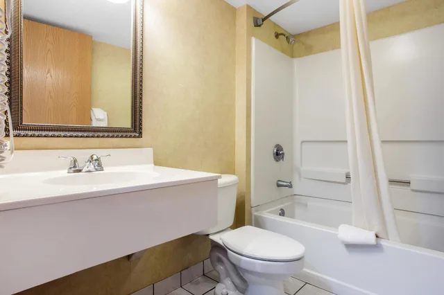 Standard, 2 Queen Beds, Rodeway Inn & Suites Near Outlet Mall - Asheville 7/8