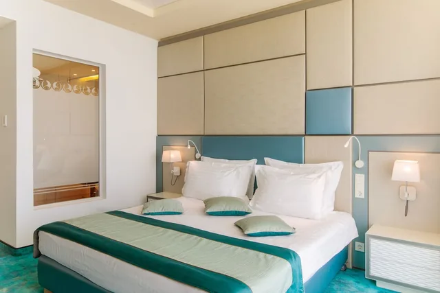 Deluxe, King Bed, Hotel Opera Mamaia 2/4