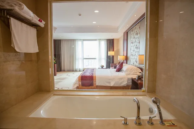 غرفة بسرير كينج بإطلالة على المدينة، Ramada Plaza by Wyndham Shaoguan City Centre 5/5