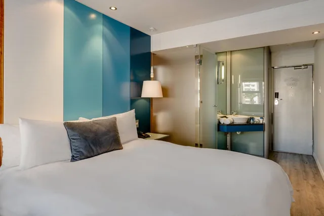 غرفة بسرير كوين، Protea Hotel by Marriott Cape Town Sea Point 9/17
