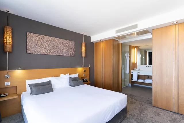 جناح بريستيج بسرير كينج وسريرين منفصلين بغرفتي نوم مع أريكة، Chateau Royal Beach Resort and Spa 3/10