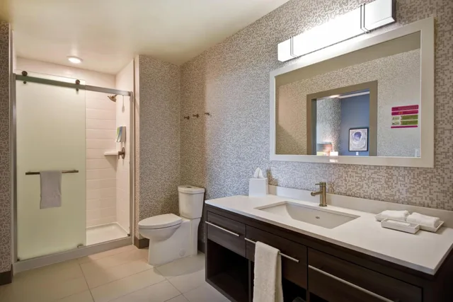 جناح بسرير كينج بغرفة نوم واحدة مع أريكة، Home2 Suites By Hilton Jekyll Island 4/5