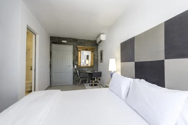 غرفة سوبيريور بسرير كينج بإطلالة جزئية على البحر، Smy Mykonos Suites Villas 4/10