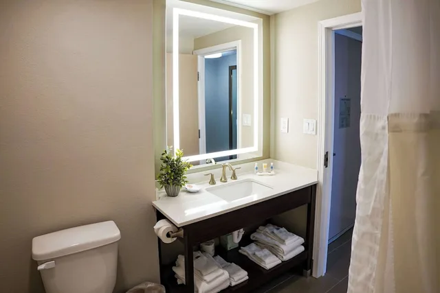 Suite, King Bed, Bay Front, Sofa، Comfort Suites Chincoteague Island Bayfront Resort 9/10