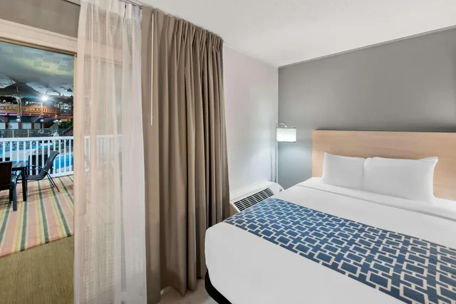 جناح بسرير كينج بمطبخ صغير، Clarion Inn & Suites and Convention Center 1/10
