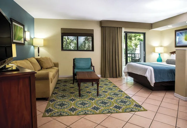 استوديو بسرير كوين مع أريكة، Club Wyndham Palm-Aire 2/4