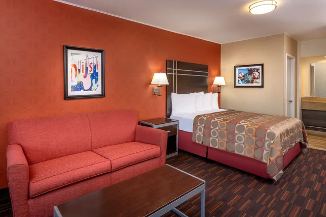 جناح بسريرين كوين بغرفتي نوم مع أريكة، Best Western Plus Raffles Inn & Suites 1/2