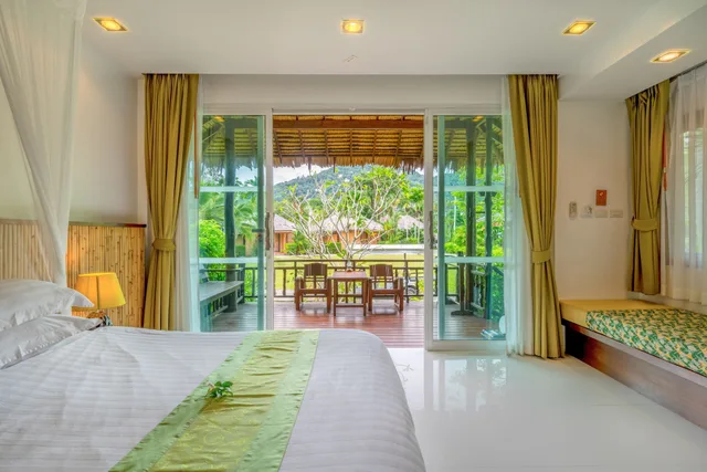 كوخ بريميير ثلاثي بسرير مزدوج وسرير فردي، Ban Sainai Resort - SHA Extra Plus 3/10