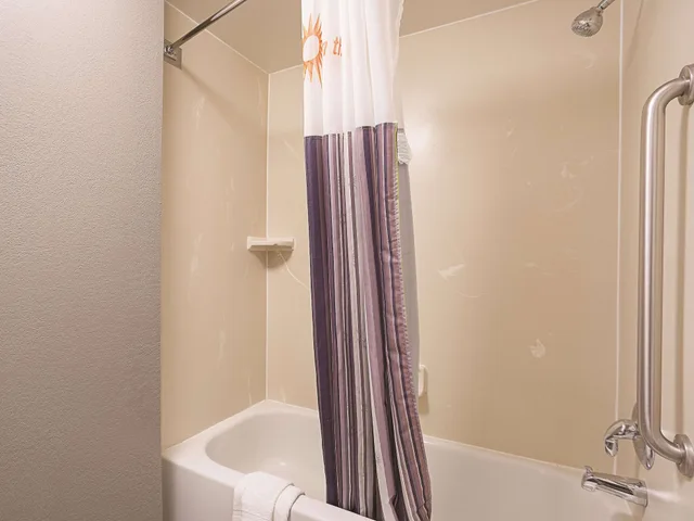 غرفة بسرير كينج، La Quinta Inn & Suites by Wyndham Miami Airport East 5/6