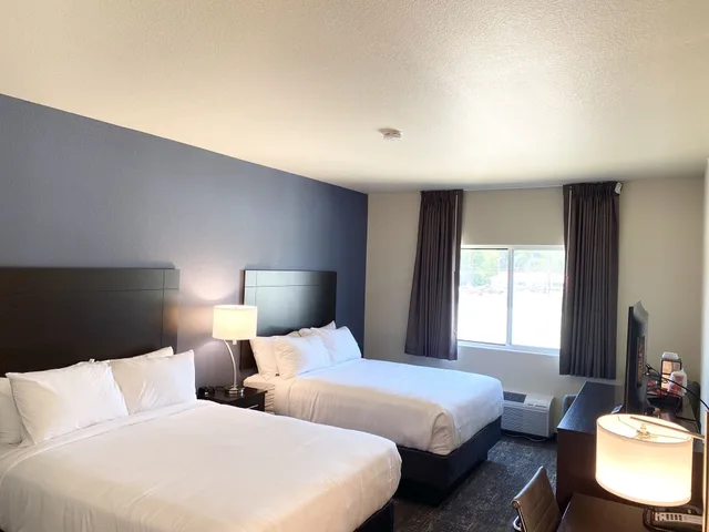 غرفة بسريرين كوين، Cobblestone Inn & Suites - Forest City 12/16