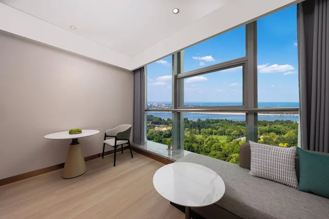 غرفة بريميوم بسرير كينج بإطلالة على البحر، Holiday Inn Rizhao Seaview by IHG 3/4