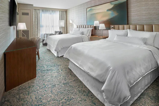 غرفة تقليدية بسرير كينج وسريرين كوين، The Westin Calgary Airport 3/10