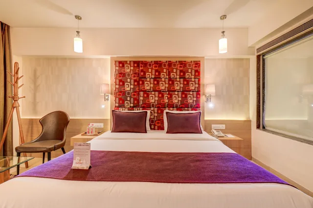 جناح بسرير كوين مع أريكة، The Ssk Solitaire Hotel & Banquets 5/6