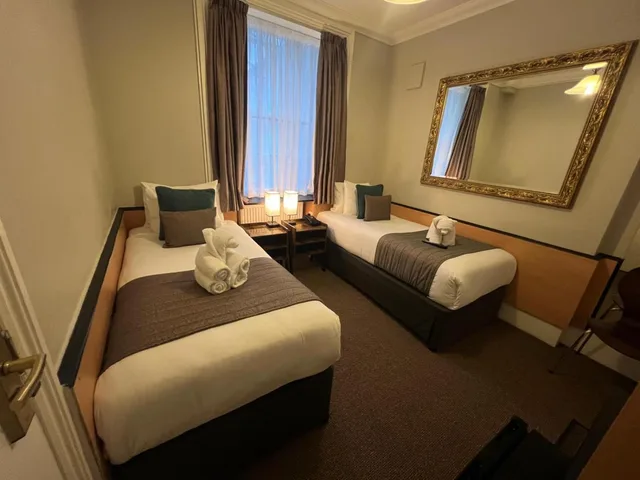 غرفة قياسية بسريرين منفصلين، Tudor Court Hotel 6/9