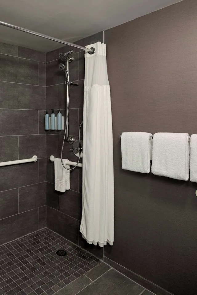 غرفة بسرير كينج لذوي الإعاقة، Courtyard by Marriott Dayton South 5/9