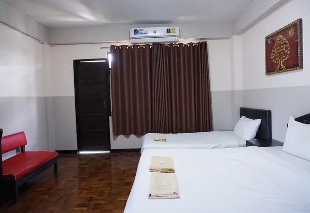 غرفة قياسية ثلاثية بسرير مزدوج وسرير فردي، Puangpech Hotel 1/4