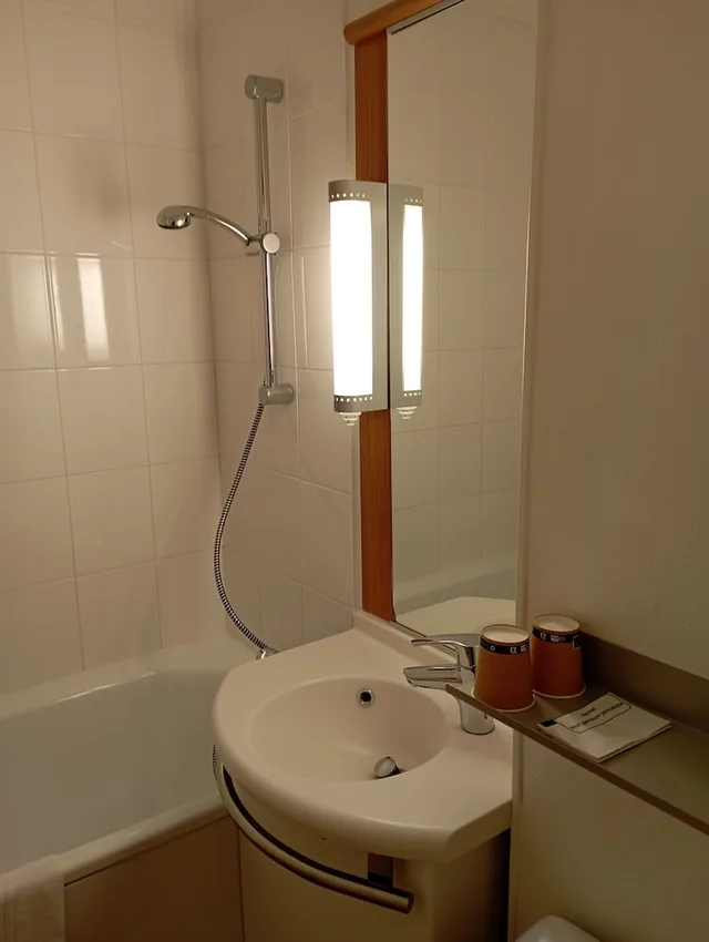 غرفة قياسية بسريرين منفصلين، Hotel Ibis Fourmies 8/8