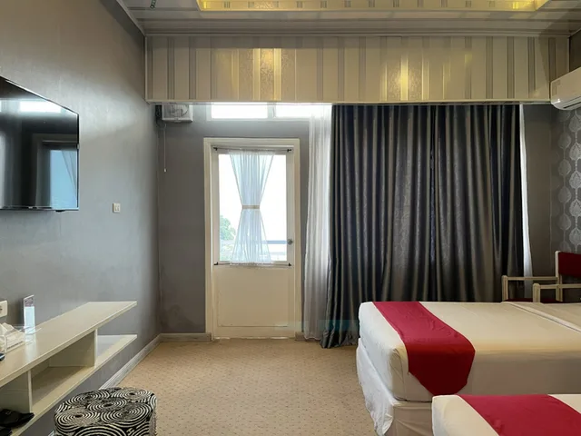 غرفة ديلوكس بسريرين منفصلين للمدخنين، Grand Tamaro Hotel Parapat 2/4